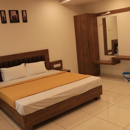 Hotel Viraj Residency ภุช ภายนอก รูปภาพ