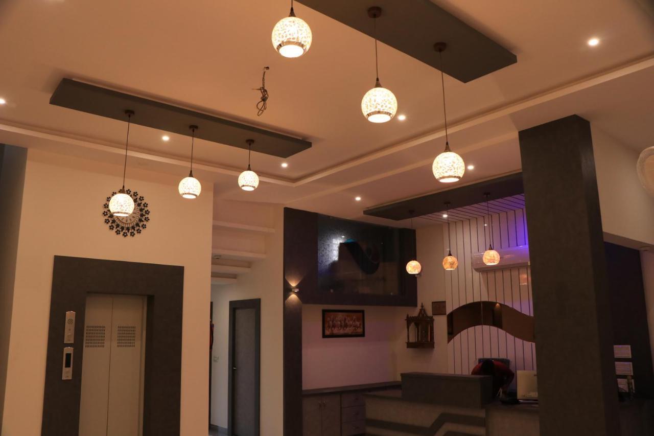 Hotel Viraj Residency ภุช ภายนอก รูปภาพ