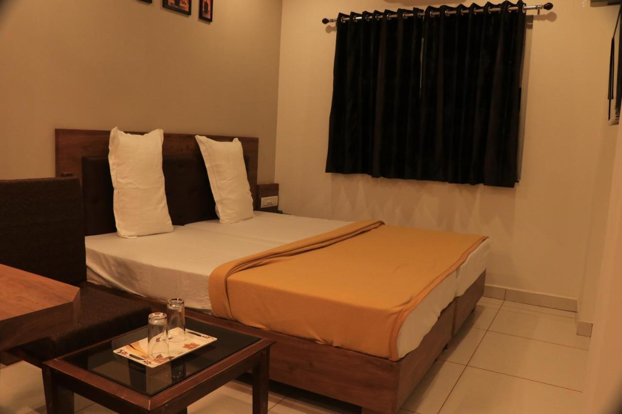 Hotel Viraj Residency ภุช ภายนอก รูปภาพ