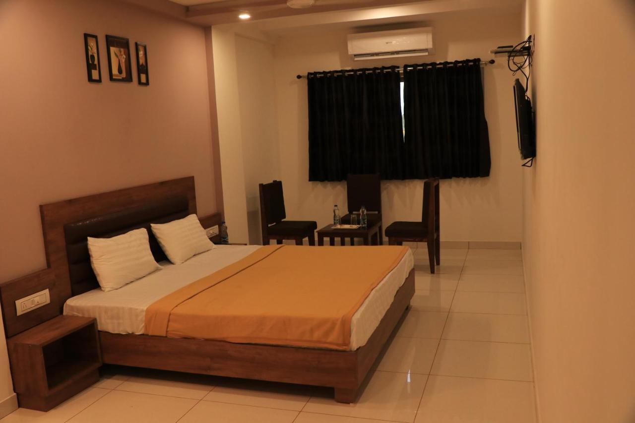 Hotel Viraj Residency ภุช ภายนอก รูปภาพ