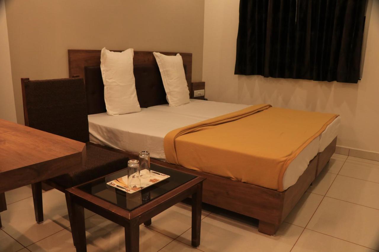 Hotel Viraj Residency ภุช ภายนอก รูปภาพ