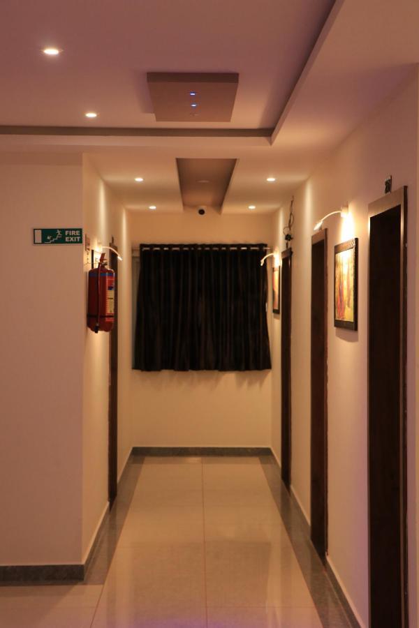 Hotel Viraj Residency ภุช ภายนอก รูปภาพ