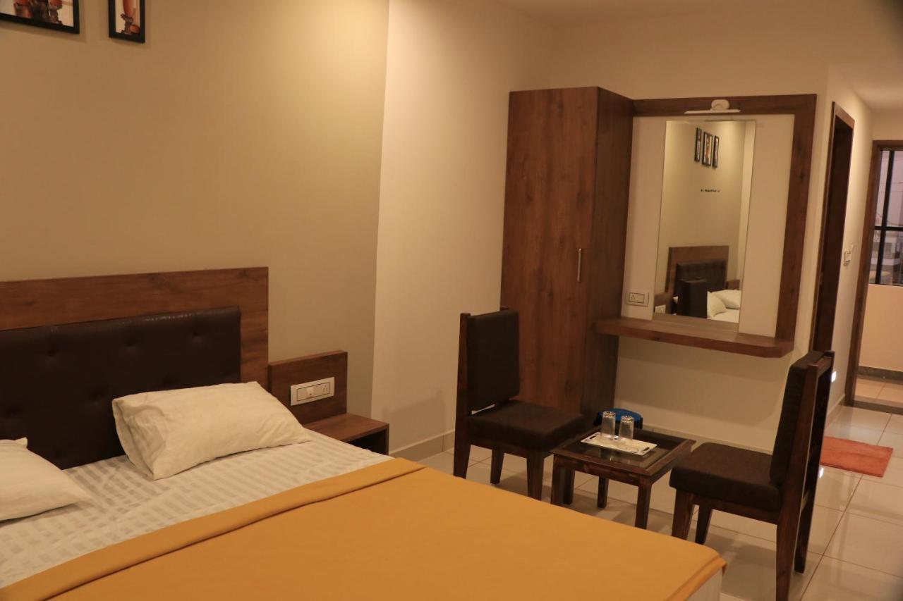 Hotel Viraj Residency ภุช ภายนอก รูปภาพ