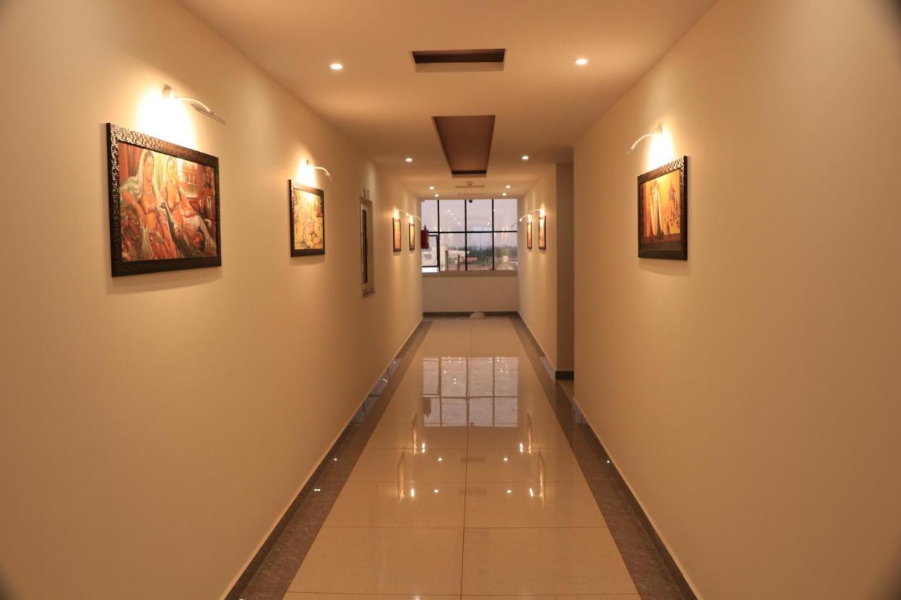 Hotel Viraj Residency ภุช ภายนอก รูปภาพ