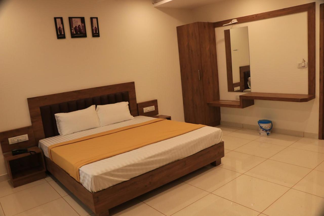 Hotel Viraj Residency ภุช ภายนอก รูปภาพ