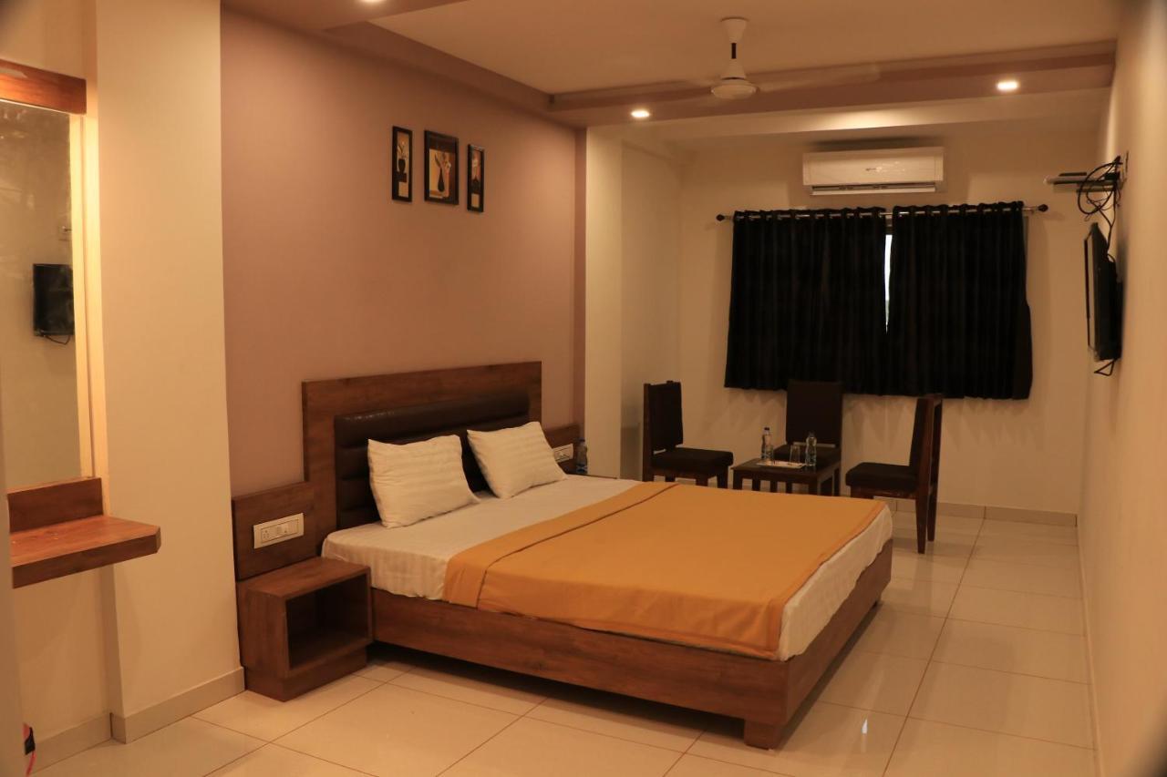 Hotel Viraj Residency ภุช ภายนอก รูปภาพ