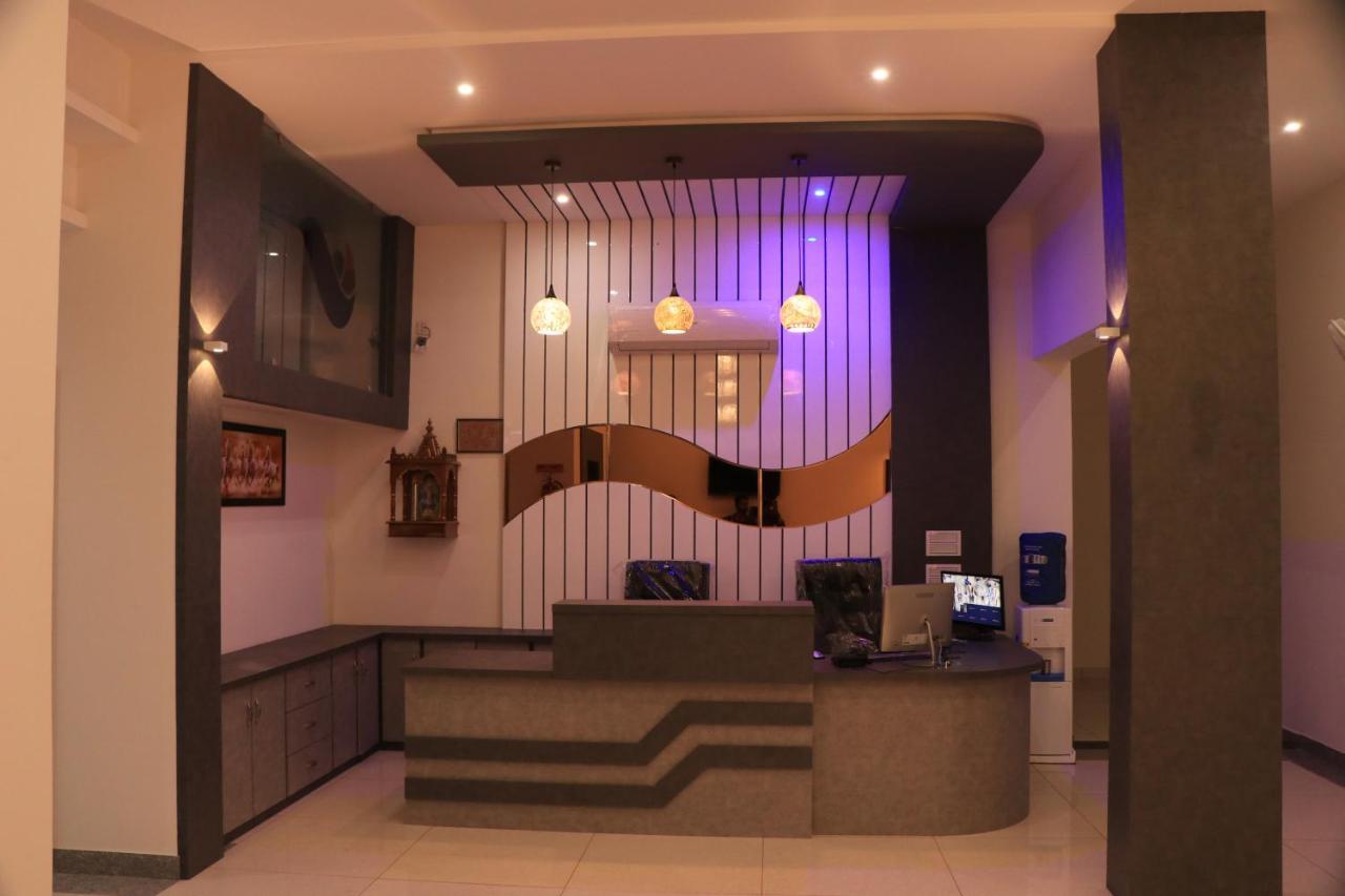 Hotel Viraj Residency ภุช ภายนอก รูปภาพ