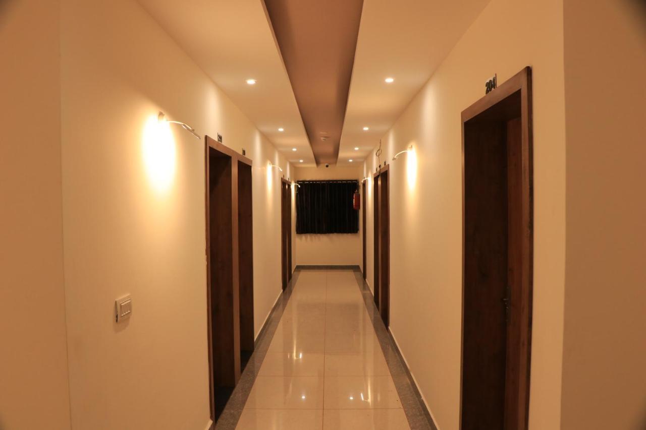 Hotel Viraj Residency ภุช ภายนอก รูปภาพ