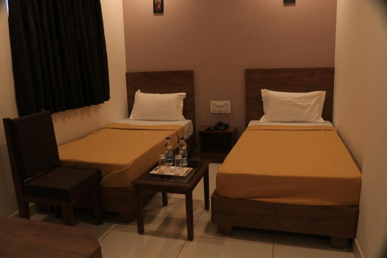 Hotel Viraj Residency ภุช ภายนอก รูปภาพ