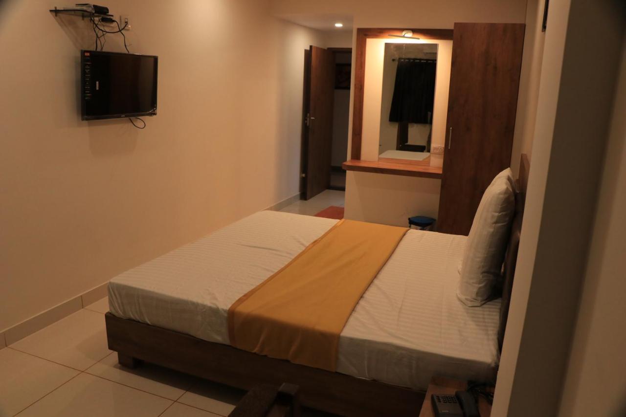 Hotel Viraj Residency ภุช ภายนอก รูปภาพ