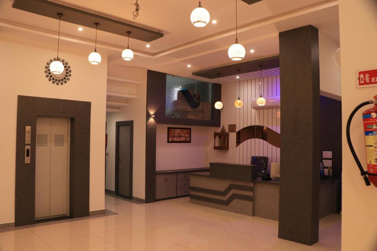 Hotel Viraj Residency ภุช ภายนอก รูปภาพ
