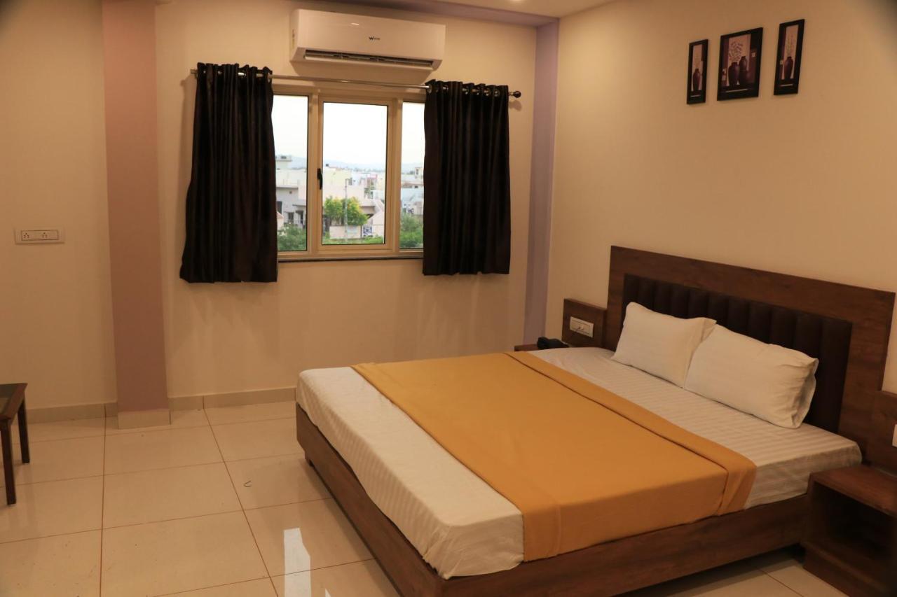Hotel Viraj Residency ภุช ภายนอก รูปภาพ