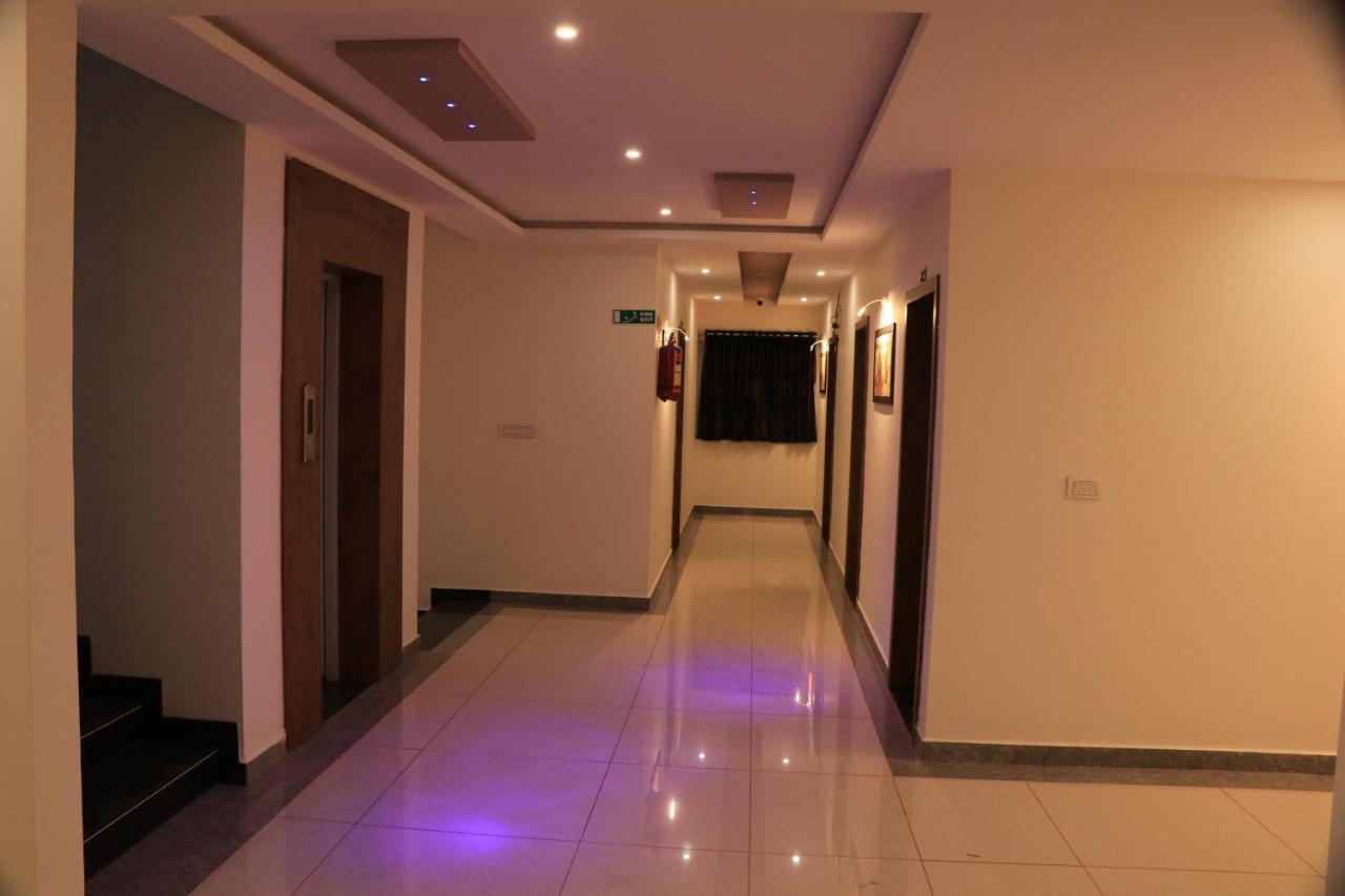 Hotel Viraj Residency ภุช ภายนอก รูปภาพ