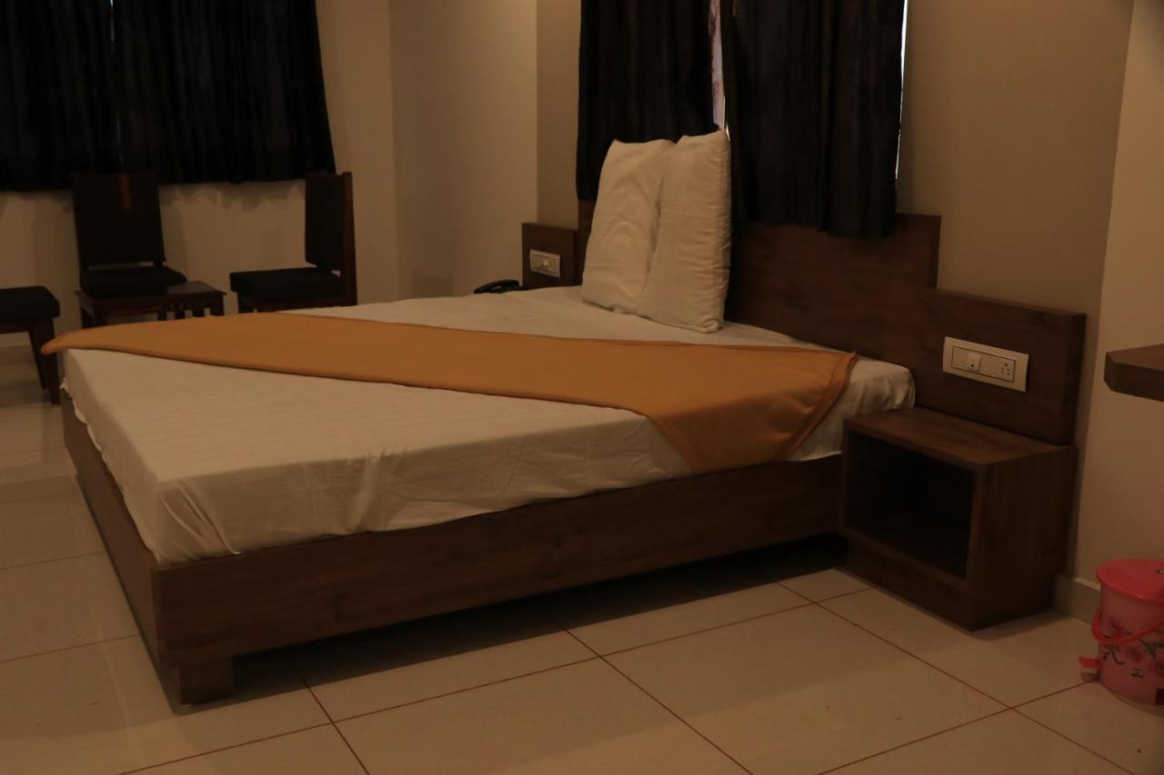 Hotel Viraj Residency ภุช ภายนอก รูปภาพ