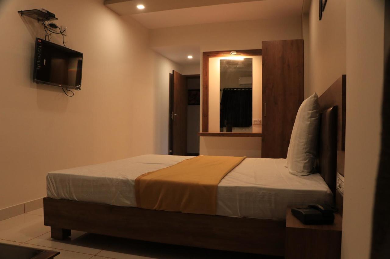 Hotel Viraj Residency ภุช ภายนอก รูปภาพ