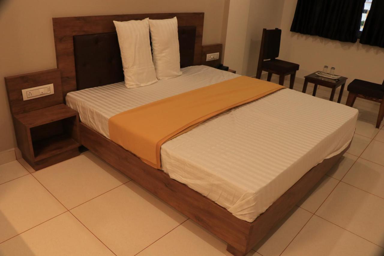 Hotel Viraj Residency ภุช ภายนอก รูปภาพ