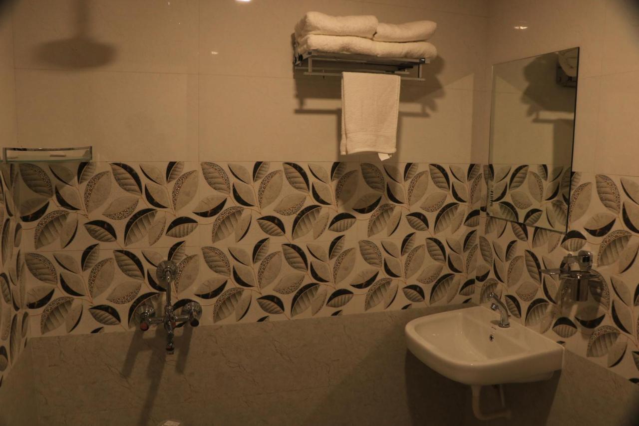 Hotel Viraj Residency ภุช ภายนอก รูปภาพ