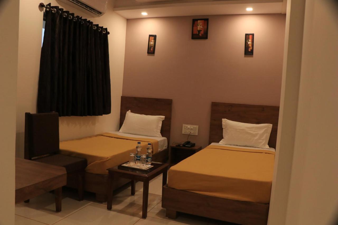 Hotel Viraj Residency ภุช ภายนอก รูปภาพ
