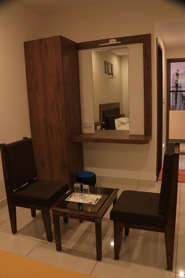 Hotel Viraj Residency ภุช ภายนอก รูปภาพ