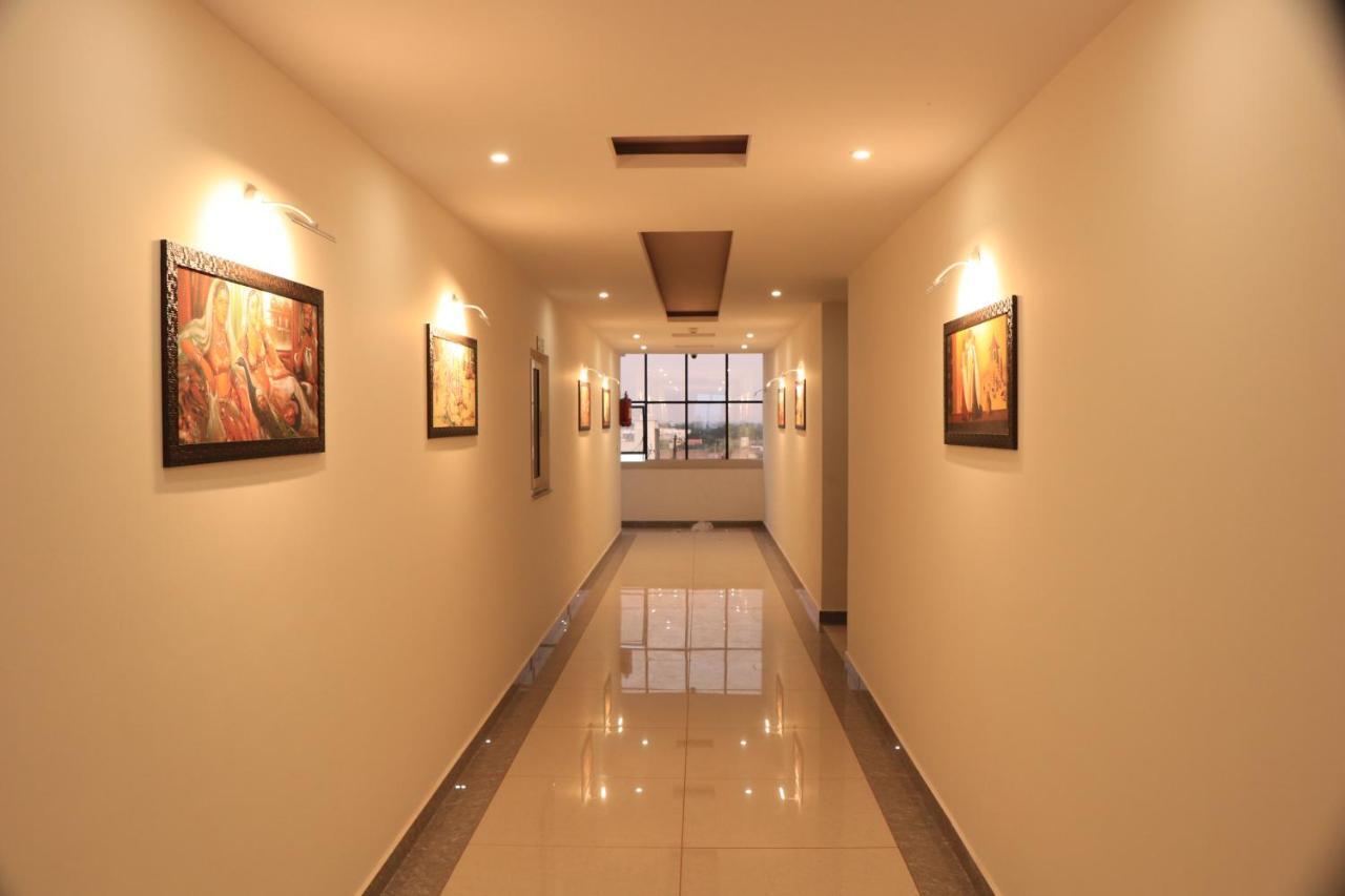 Hotel Viraj Residency ภุช ภายนอก รูปภาพ