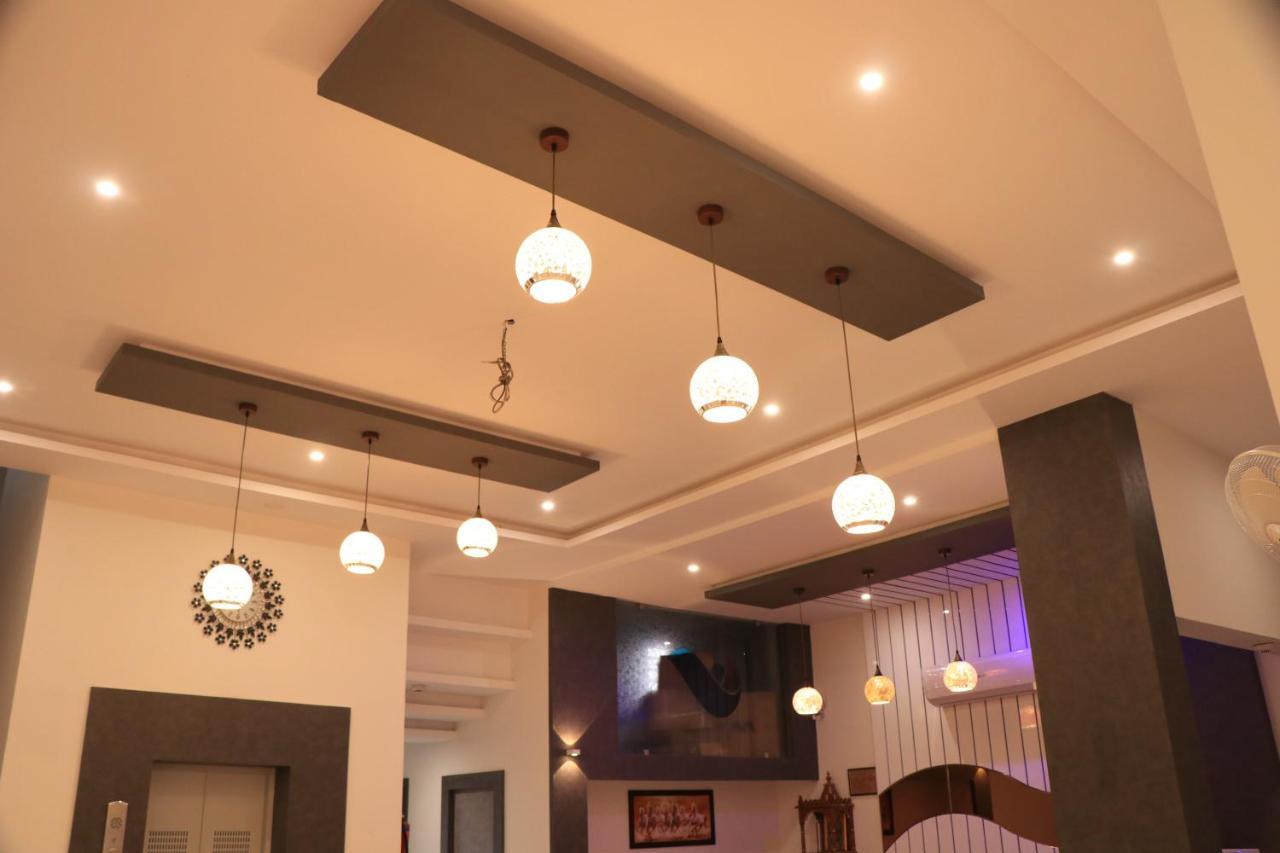 Hotel Viraj Residency ภุช ภายนอก รูปภาพ