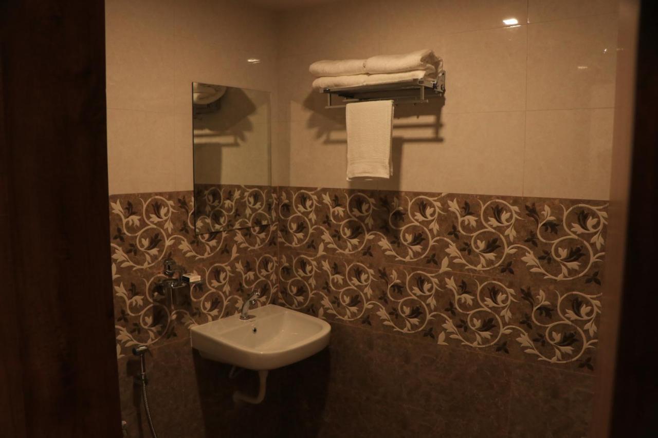 Hotel Viraj Residency ภุช ภายนอก รูปภาพ