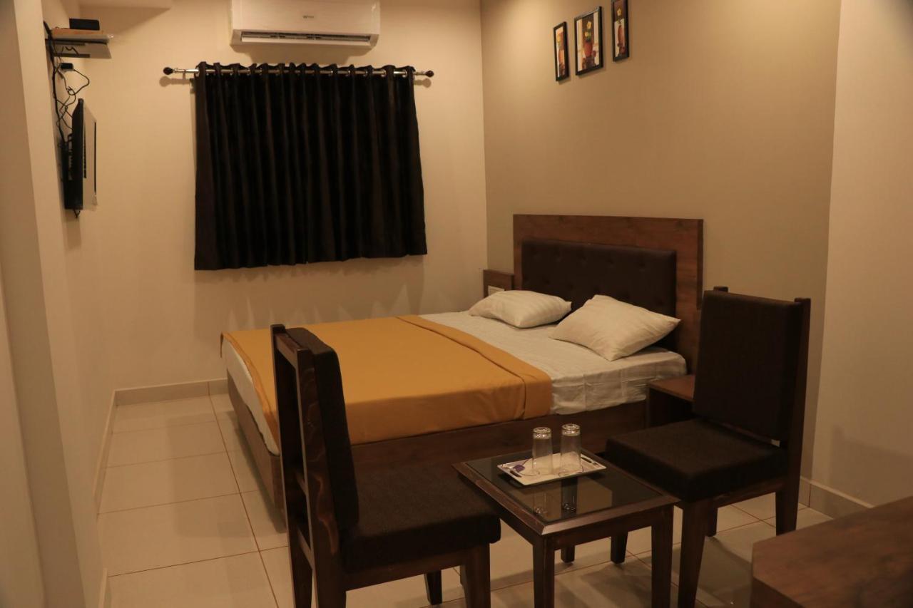 Hotel Viraj Residency ภุช ภายนอก รูปภาพ