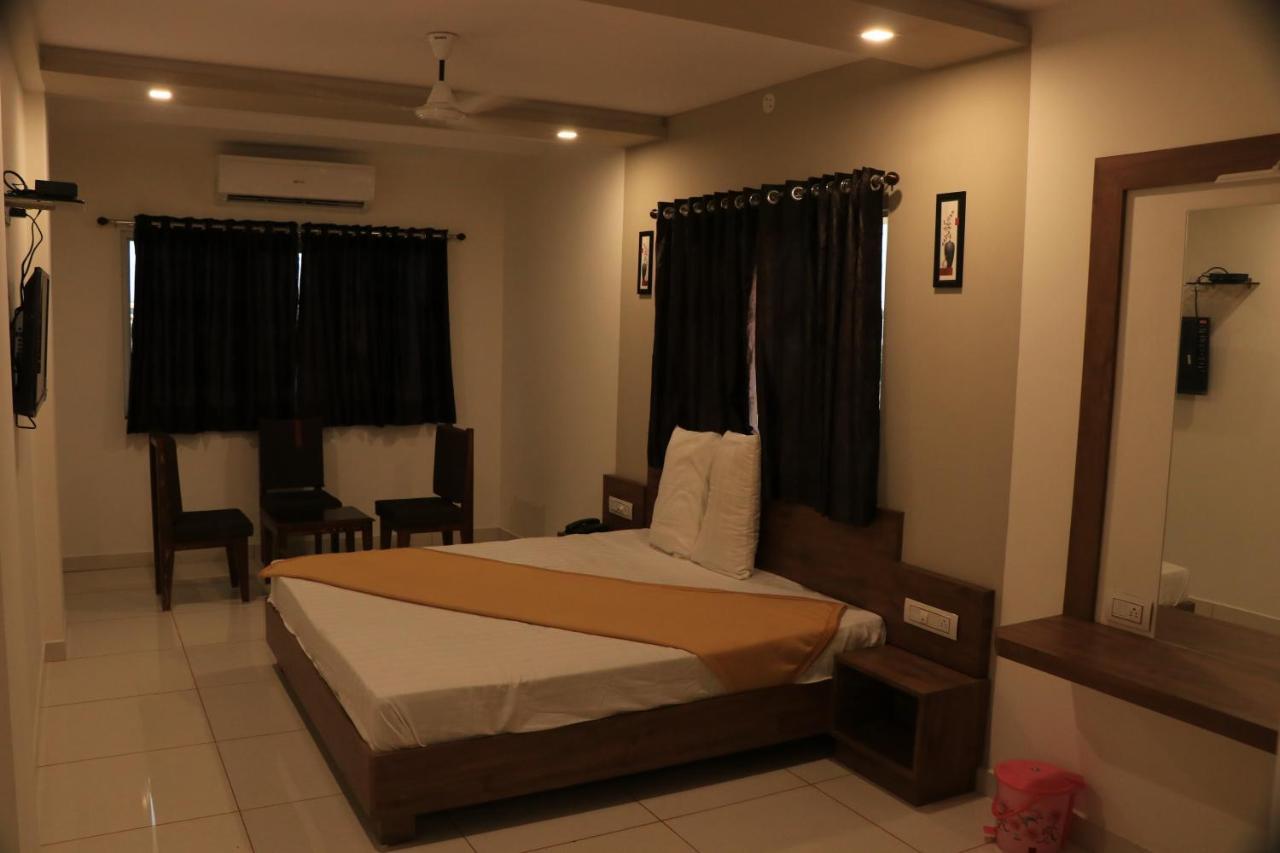 Hotel Viraj Residency ภุช ภายนอก รูปภาพ