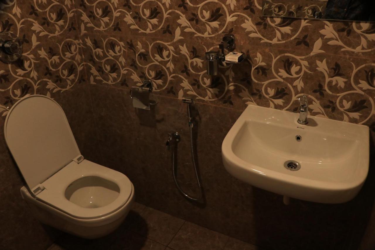 Hotel Viraj Residency ภุช ภายนอก รูปภาพ
